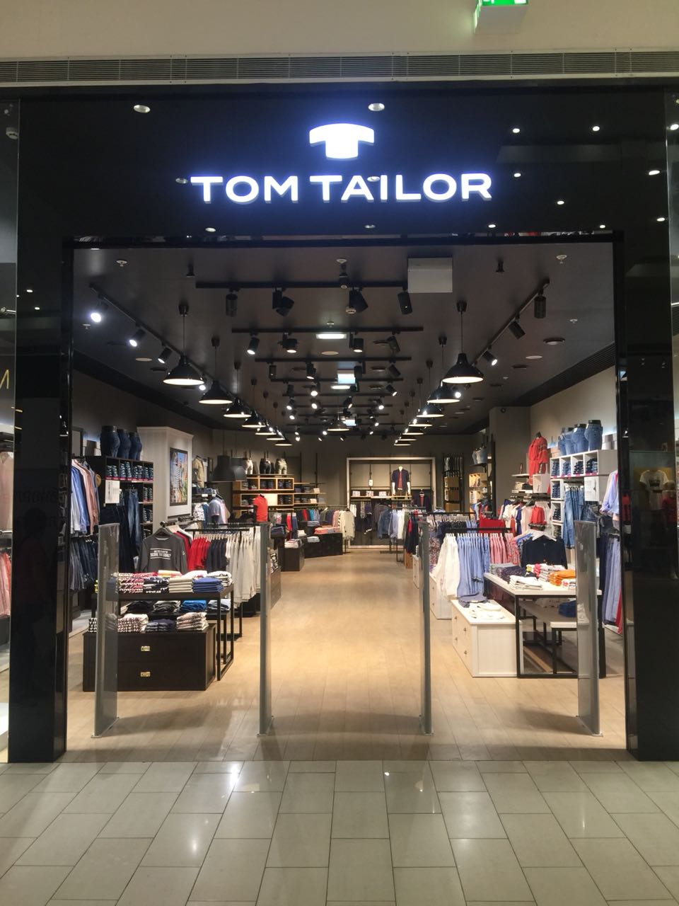 Москва – европейский ритейлер Tom Tailor открыл магазин в торговом центре «МЕГА» в Омске.